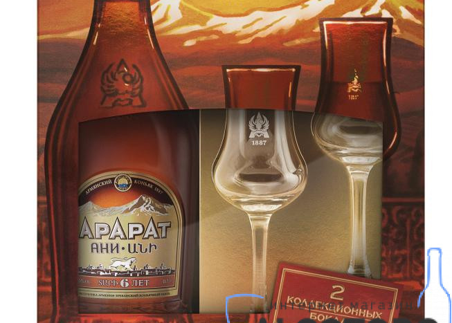 Набір подарунковий Бренді Ararat 7* 0.700л. Алк.40% + 2 чарки ТМ Ararat+