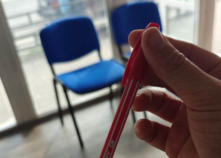 Ручка кулькова червона