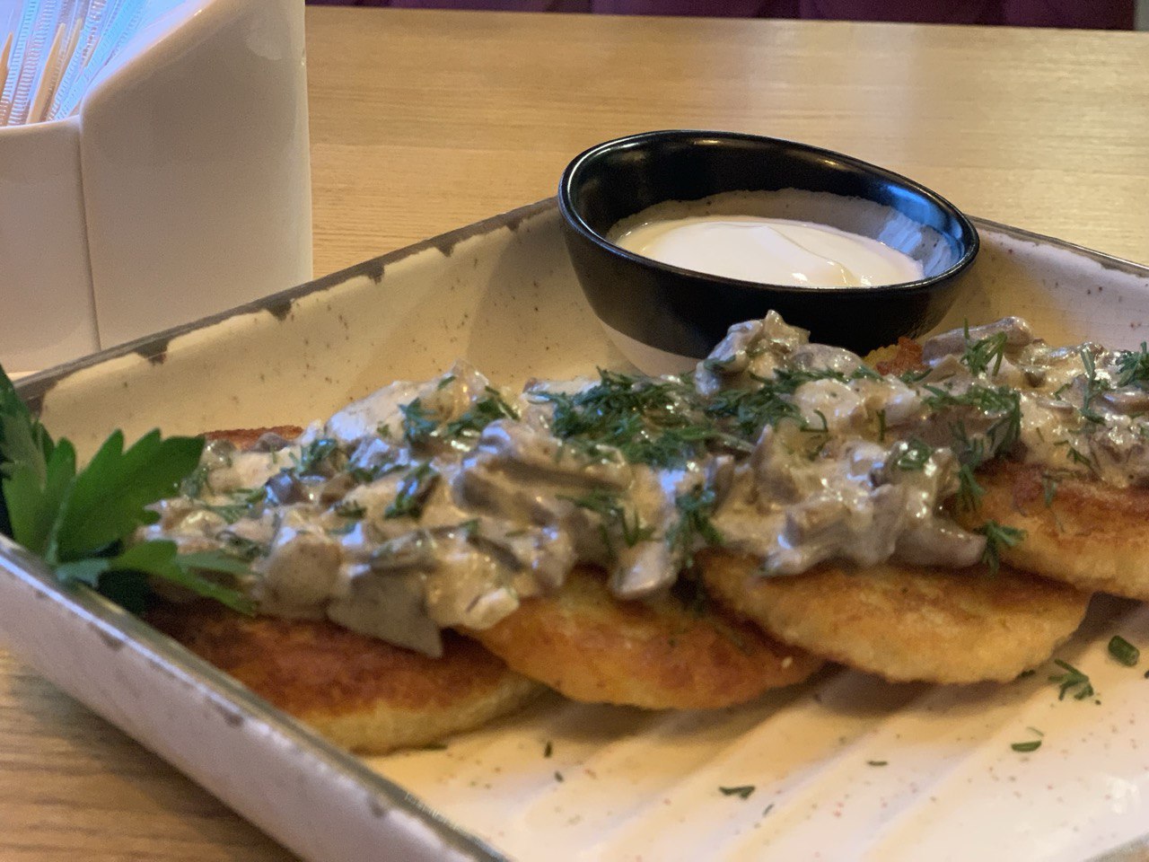 Деруни з грибним соусом