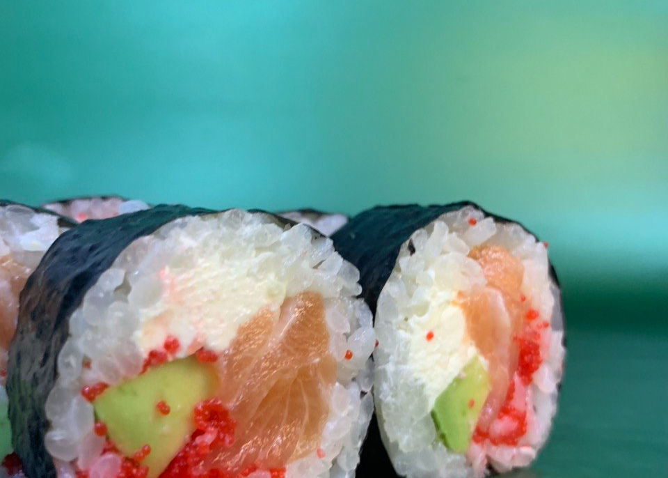 Футомакі з лососем та ікрою