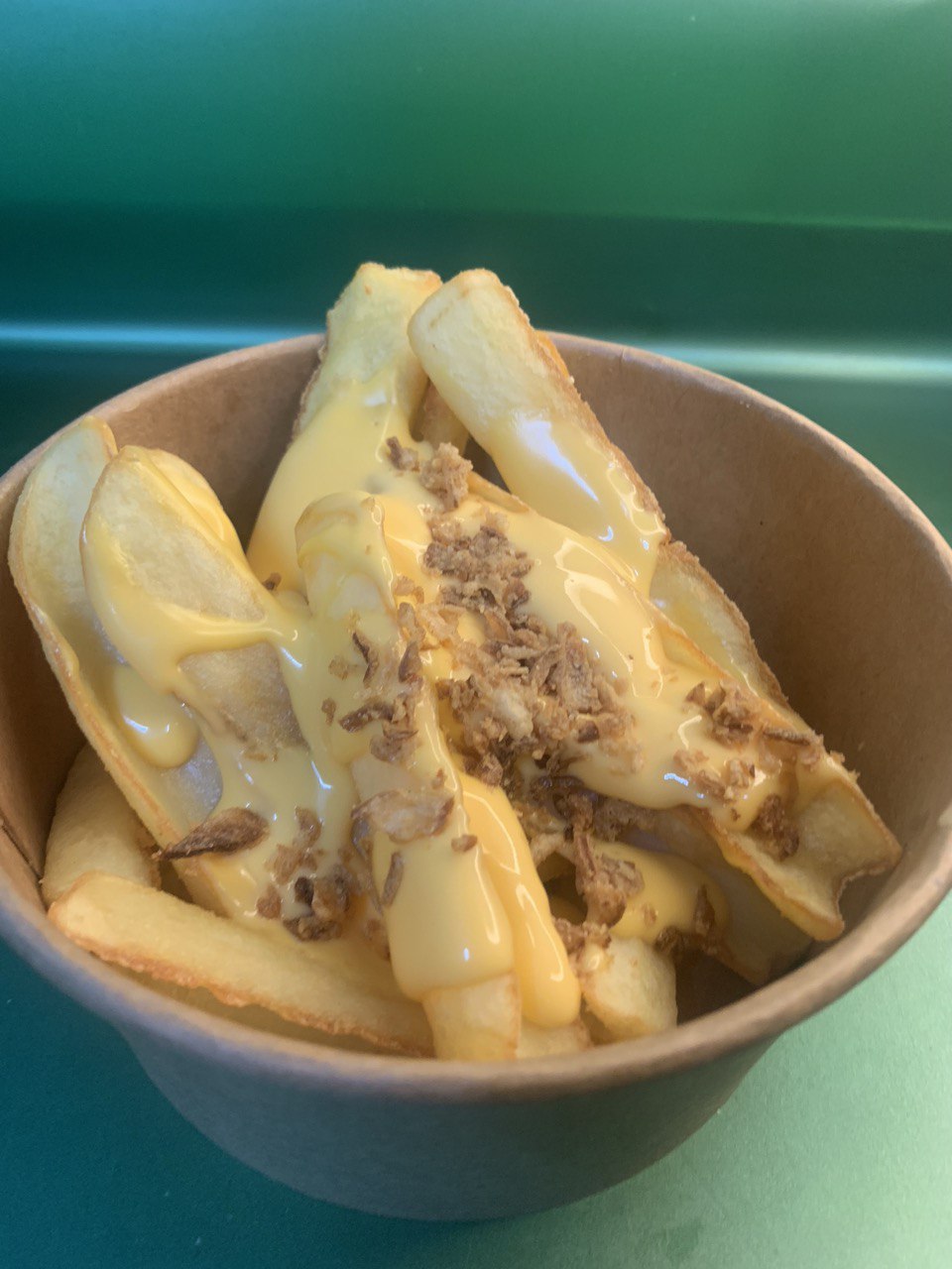 Картопляні діпи з сирним соусом та цибулевим кранчем