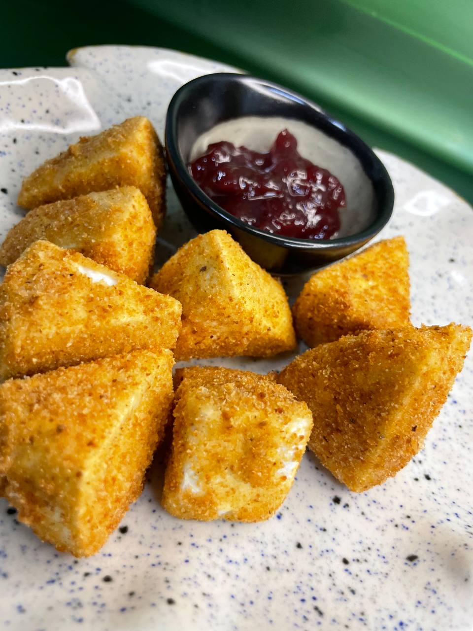 Сир Брі у фритюрі із соусом з журавлини