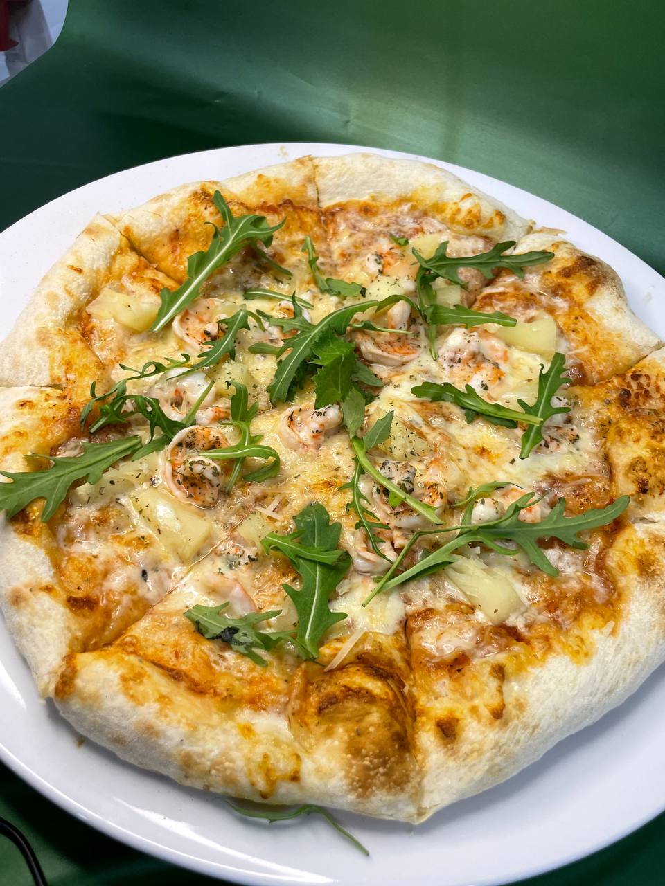 Піца з креветками та ананасом