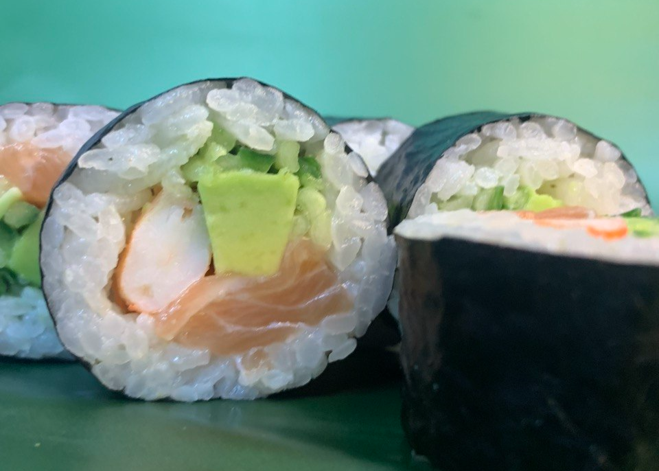 Футомакі з лососем і креветкою