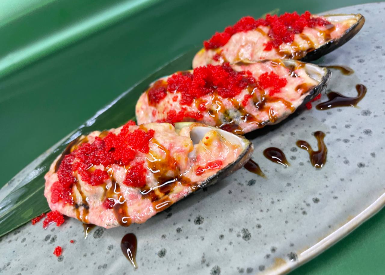 Мідії з лососем та сирною шапочкою