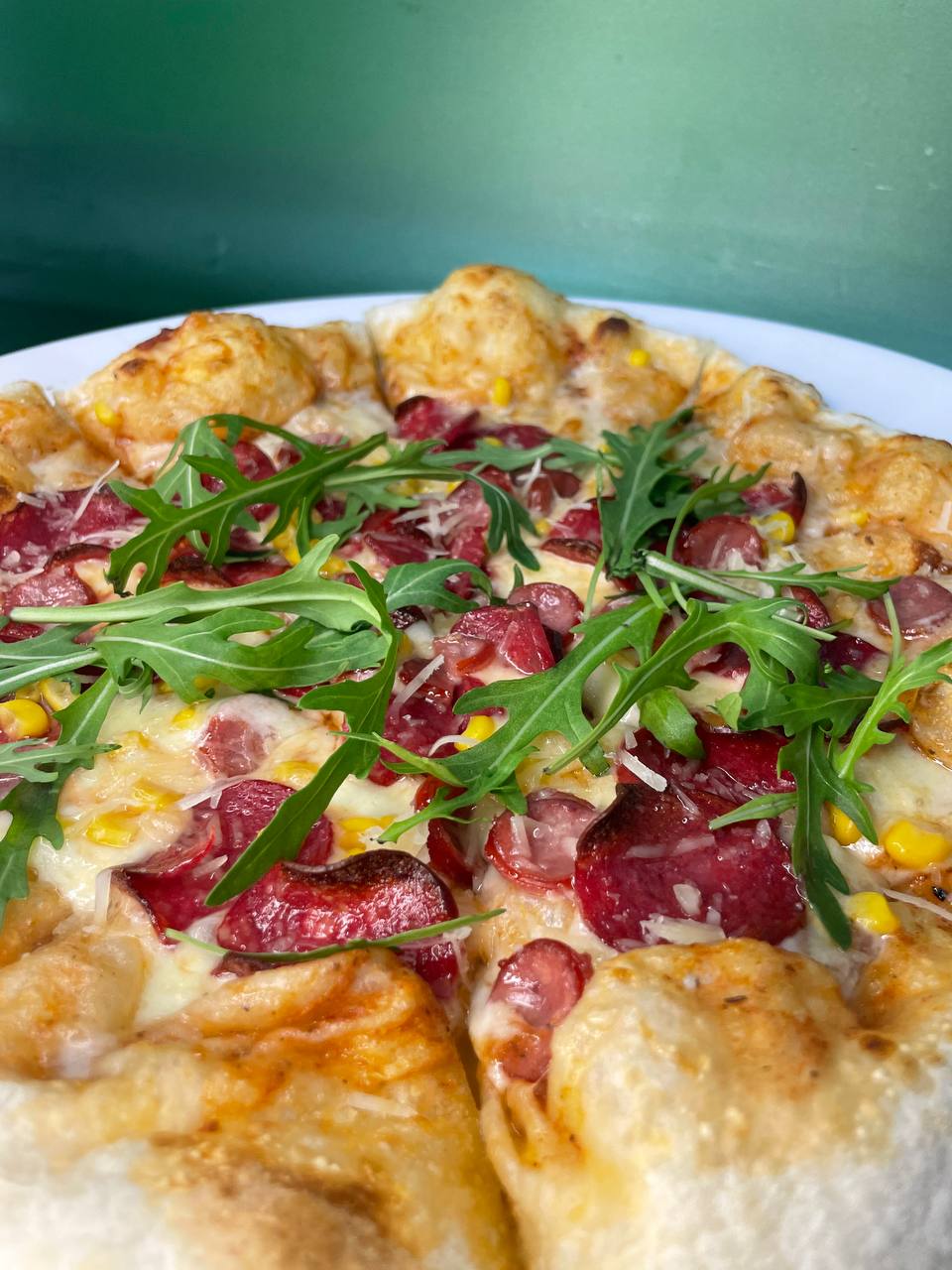 З салямі та мисливськими ковбасками